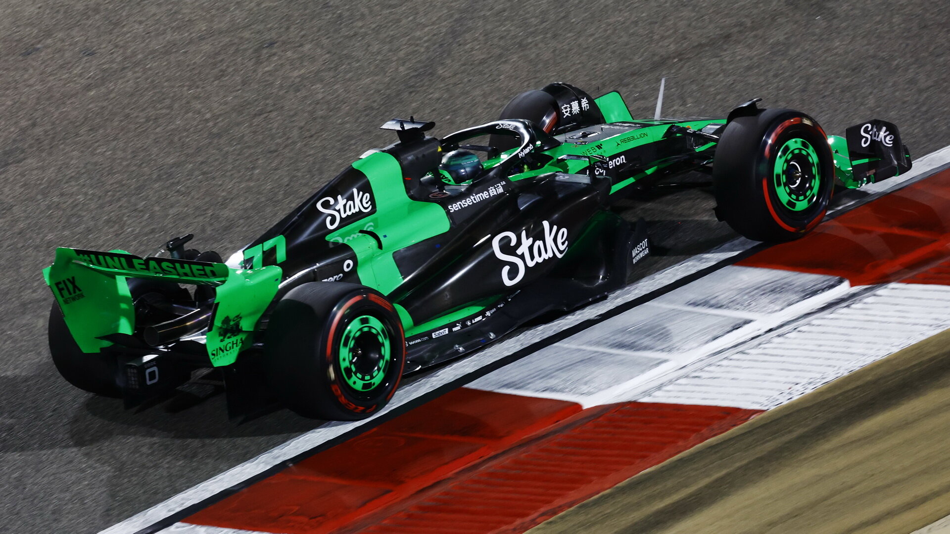 Valtteri Bottas v závodě v Bahrajnu