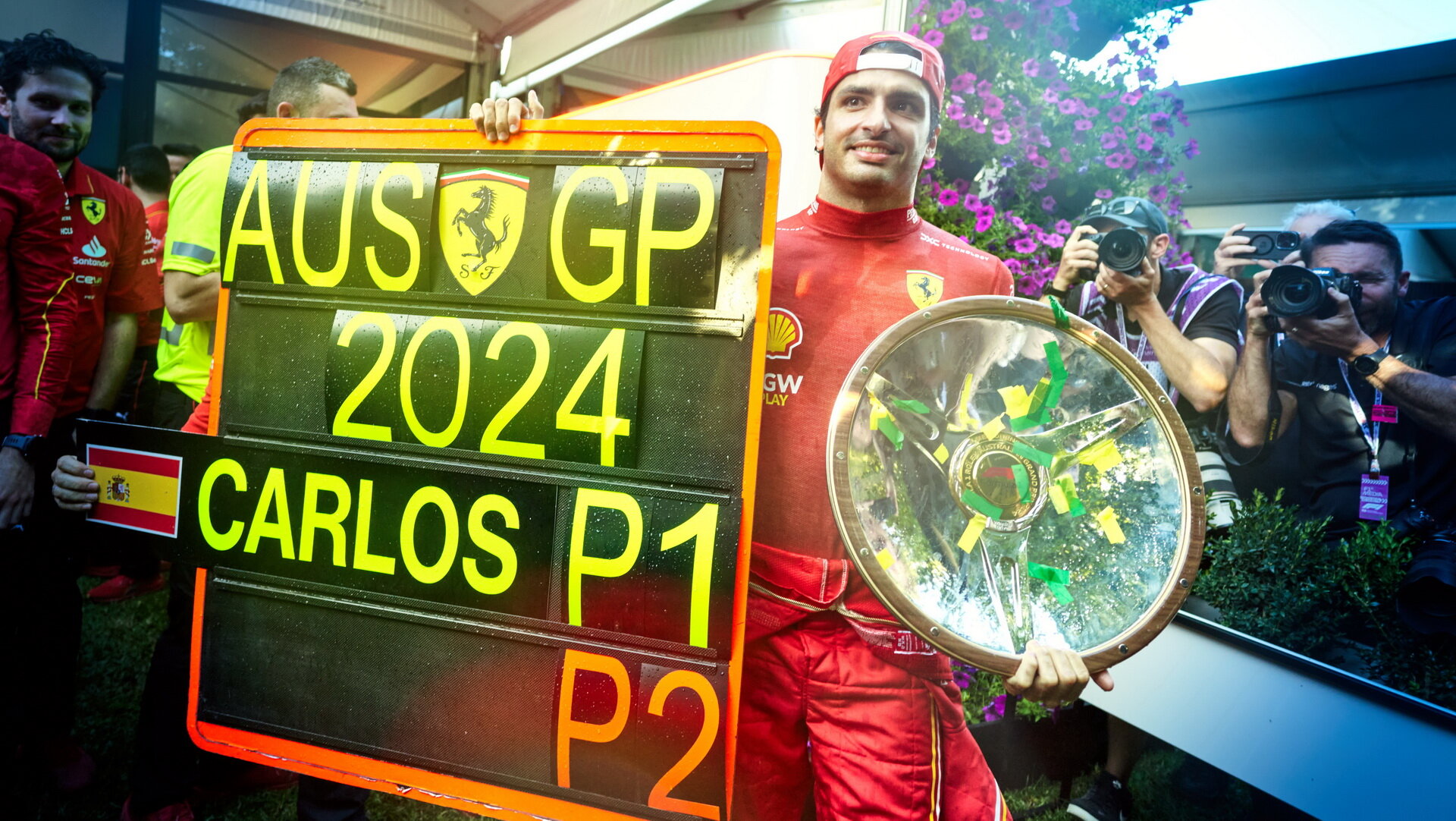 Carlos Sainz se svou trofejí za první místo po zádově v Austrálii