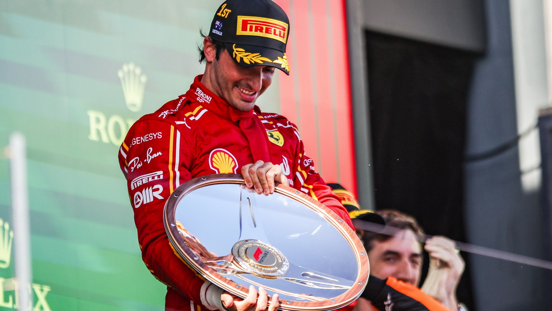 Carlos Sainz se svou trofejí za první místo po zádově v Austrálii