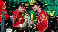 Carlos Sainz a Charles Leclerc slaví vítězství po zádově v Austrálii