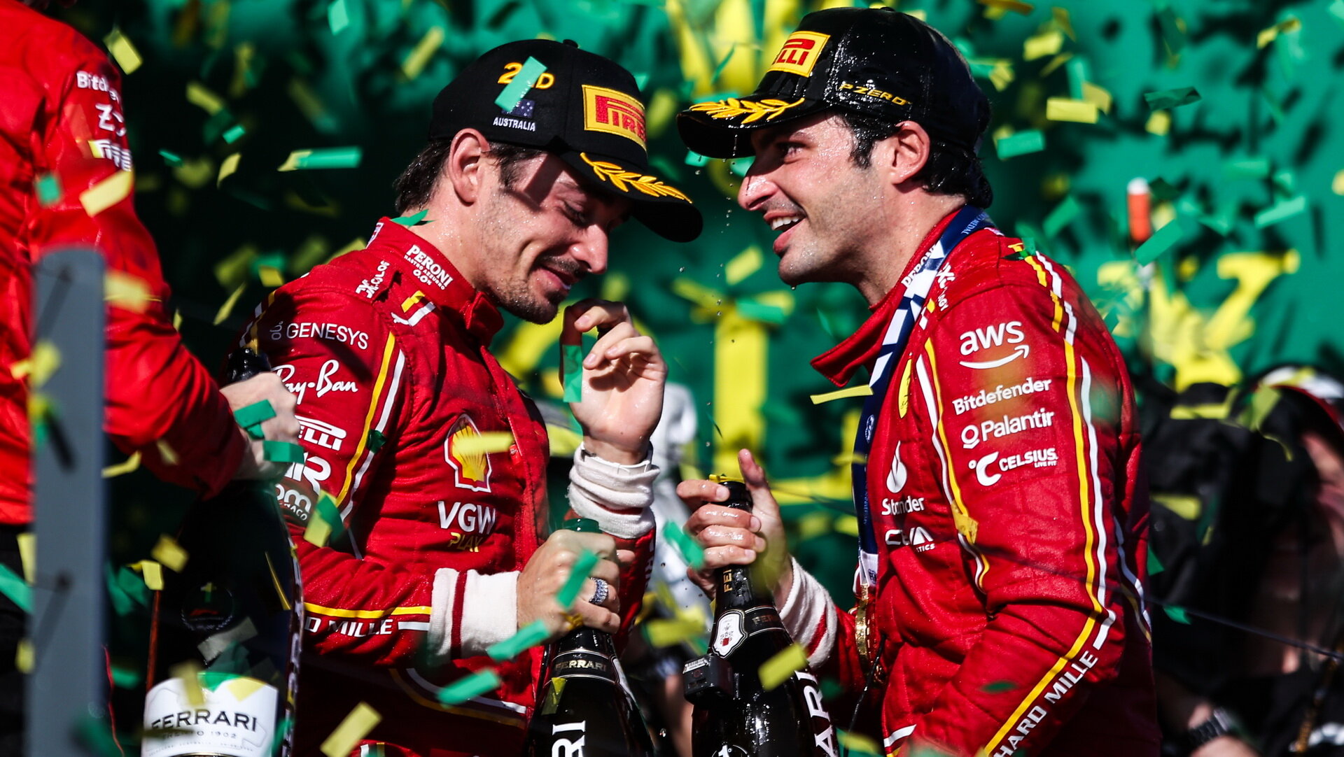 Carlos Sainz a Charles Leclerc slaví vítězství po zádově v Austrálii