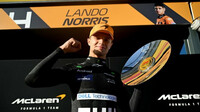 Lando Norris se svou trofejí za třetí místo po zádově v Austrálii