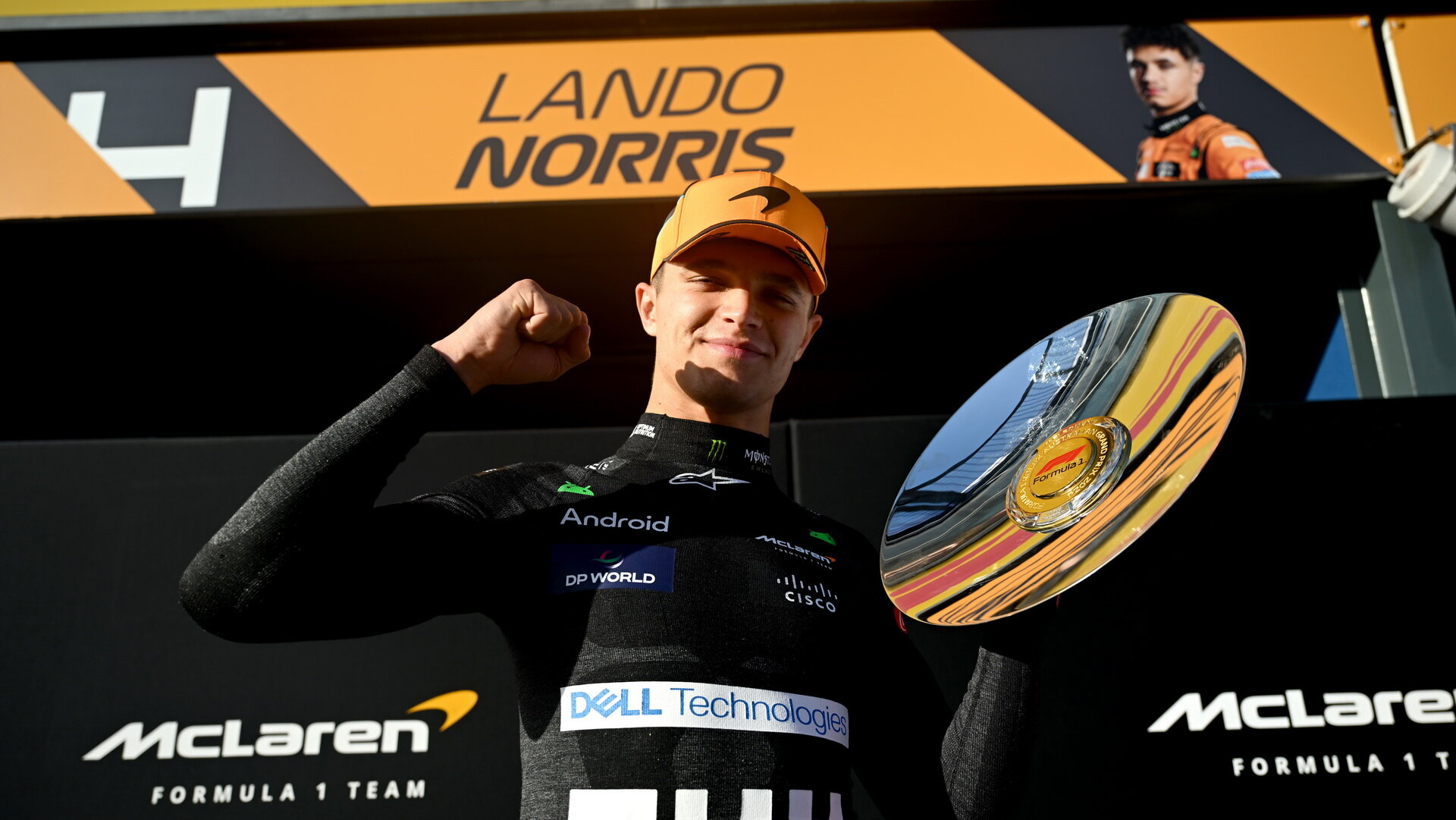 Lando Norris se svou trofejí za třetí místo po zádově v Austrálii