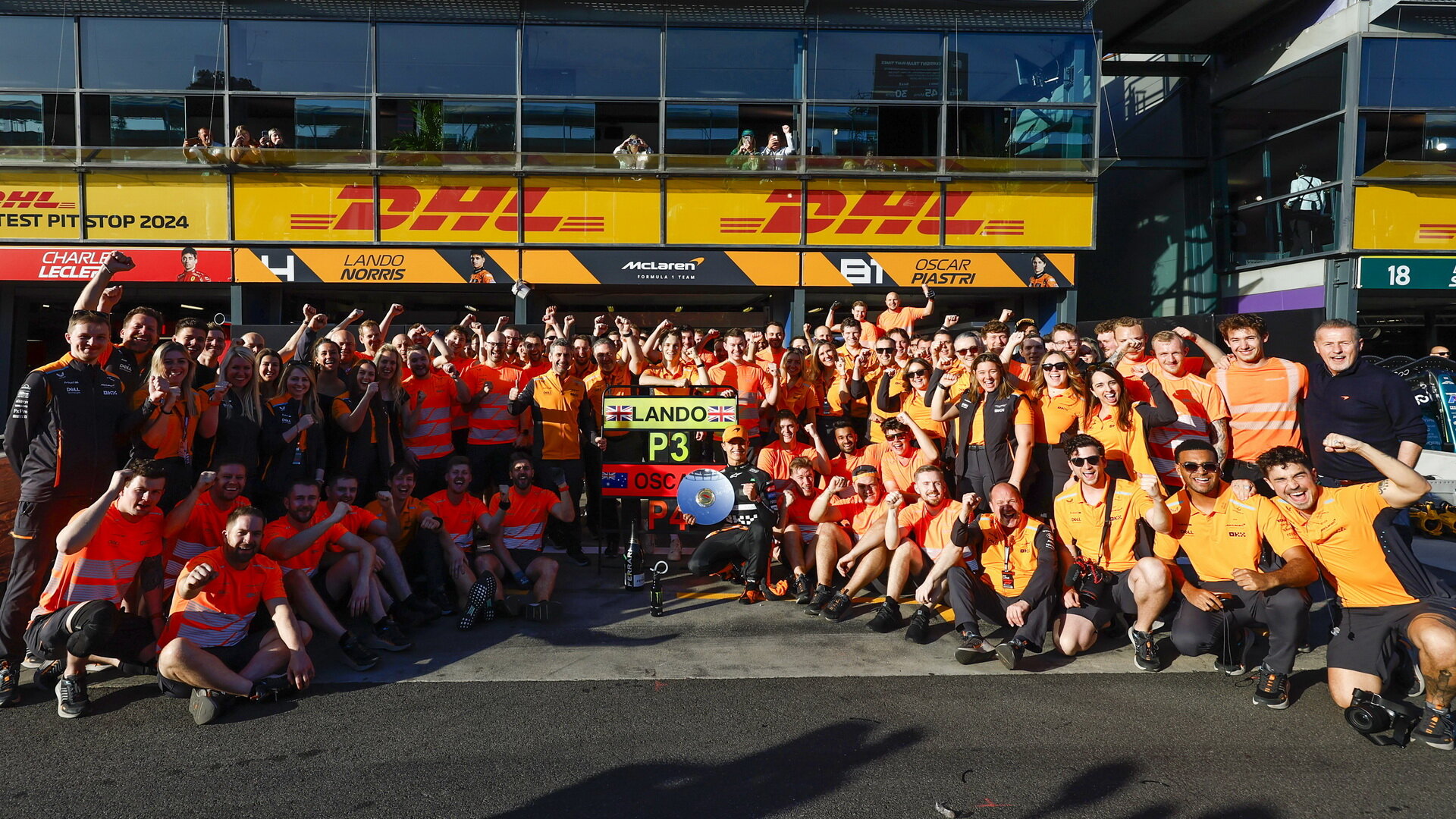 Tým McLaren slaví třetí místo po zádově v Austrálii