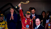 Charles Leclerc se svou trofejí za první místo po závodě v Monaku
