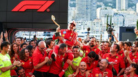 Charles Leclerc slaví se svým týmem vítězství v závodě v Monaku