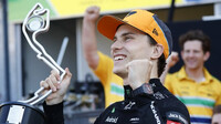 Oscar Piastri se svou trofejí za druhé místo po závodě v Monaku