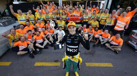 Oscar Piastri slaví druhé místo se svým týmem po závodě v Monaku