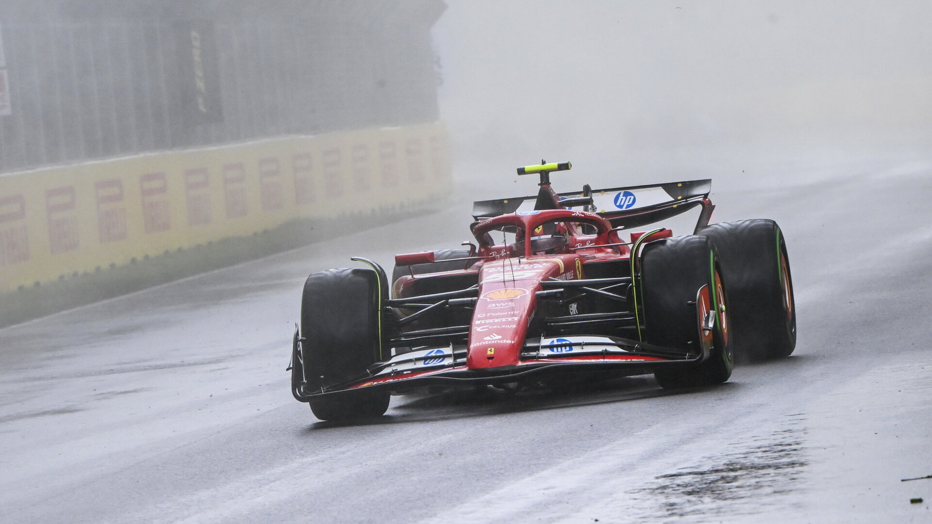 Carlos Sainz v dešti v závodě v Kanadě