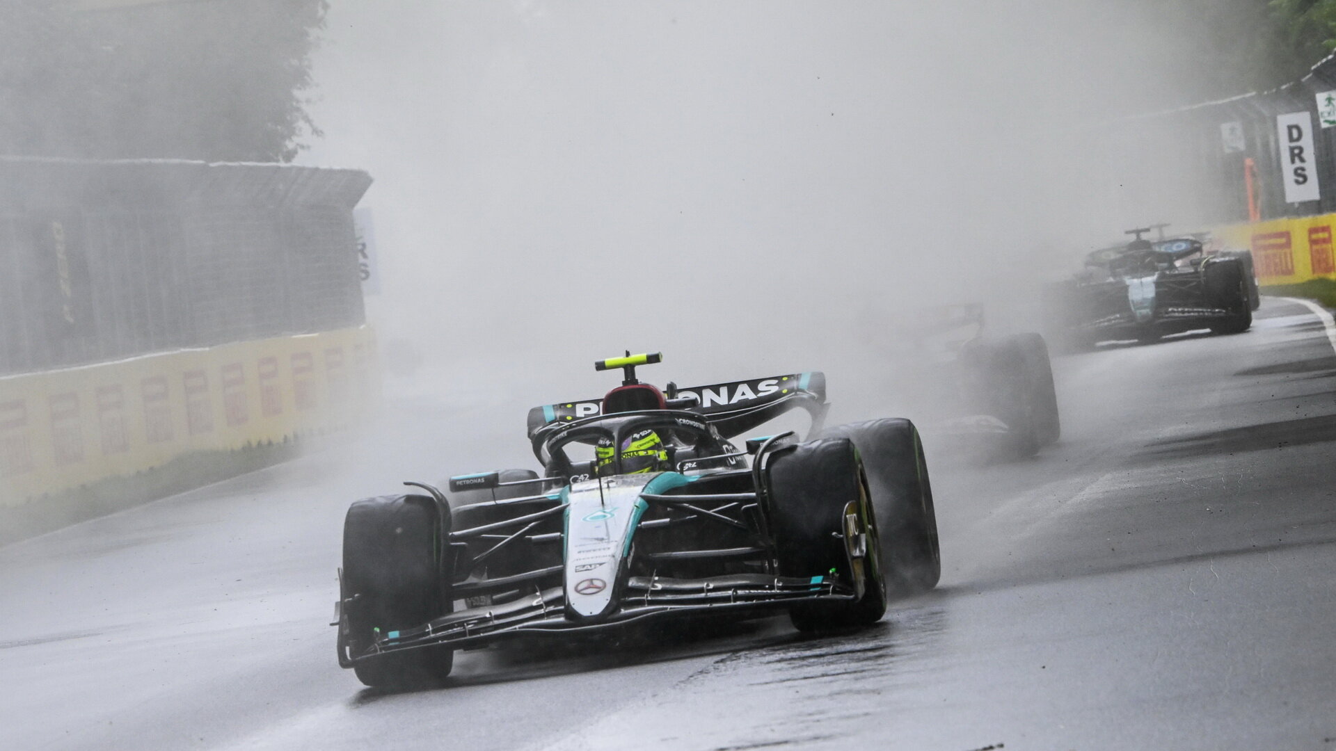 Lewis Hamilton v dešti v závodě v Kanadě