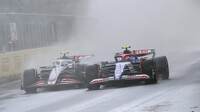 Nico Hülkenberg předjíždí Jukiho Cunodu v dešti v závodě v Kanadě
