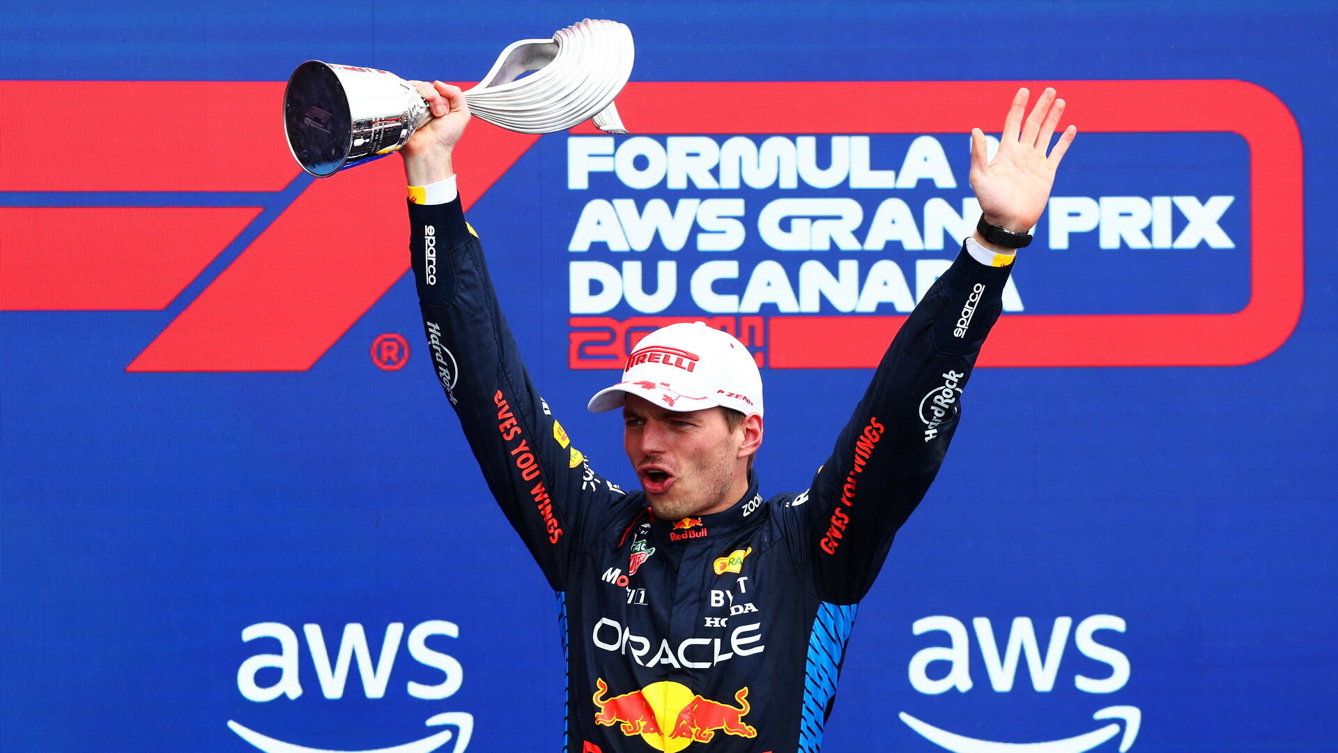 Max Verstappen se svou trofejí za první místo v zádově v Kanadě