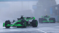 Valtteri Bottas a Guanyu Zhou v dešti v závodě v Kanadě