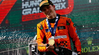 Oscar Piastri slaví vítězství po závodě v Maďarsku