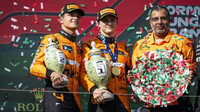 FOTO: Double McLarenu v Maďarsku, bronzový Hamilton a tápající Red Bull - anotační obrázek