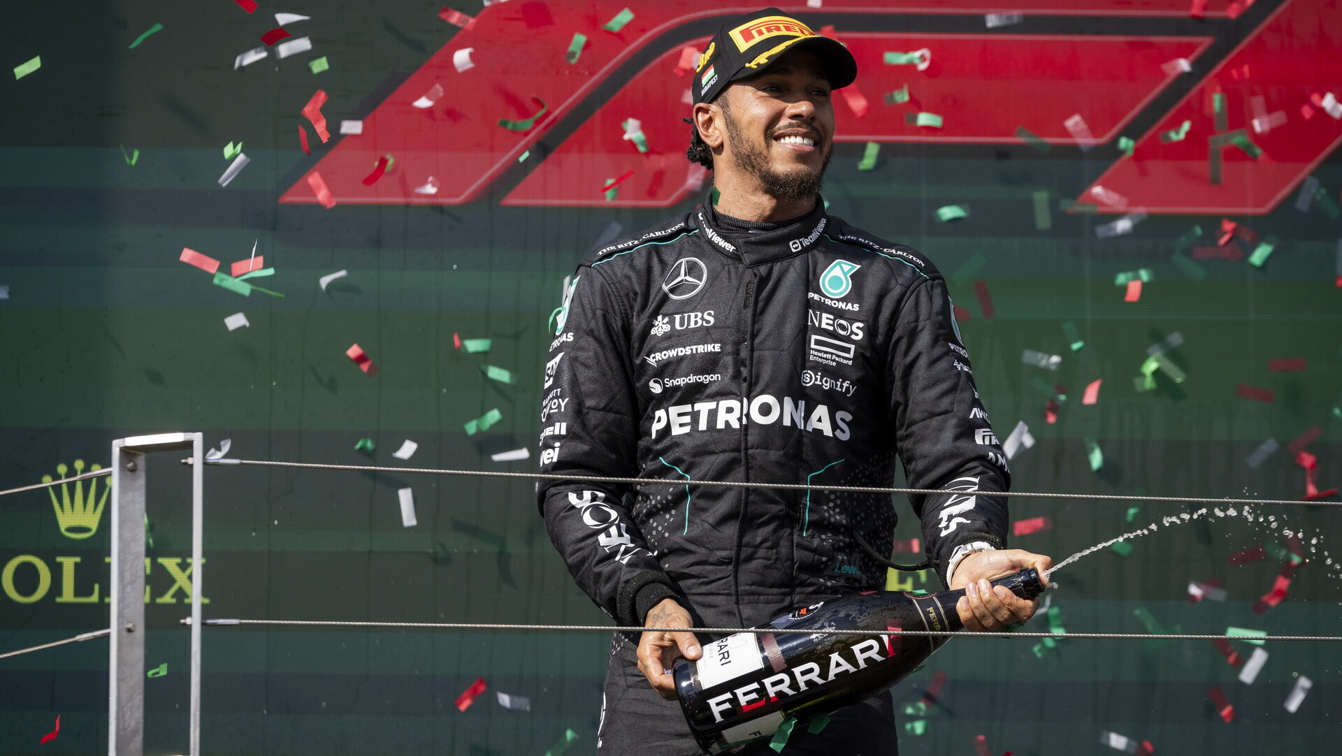 Lewis Hamilton slaví třetí místo po závodě v Maďarsku