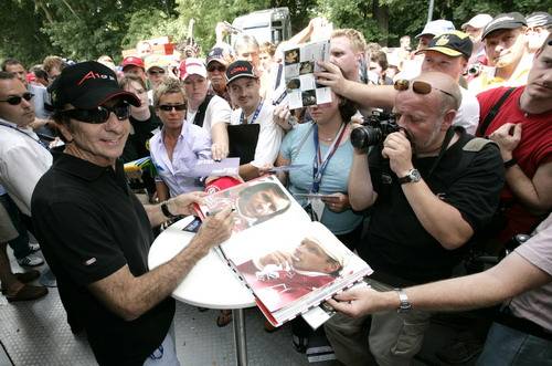 I přes skutečnost, že jeho kariéra v F1 dávno skončila, je Fittipaldi stále středem pozornosti