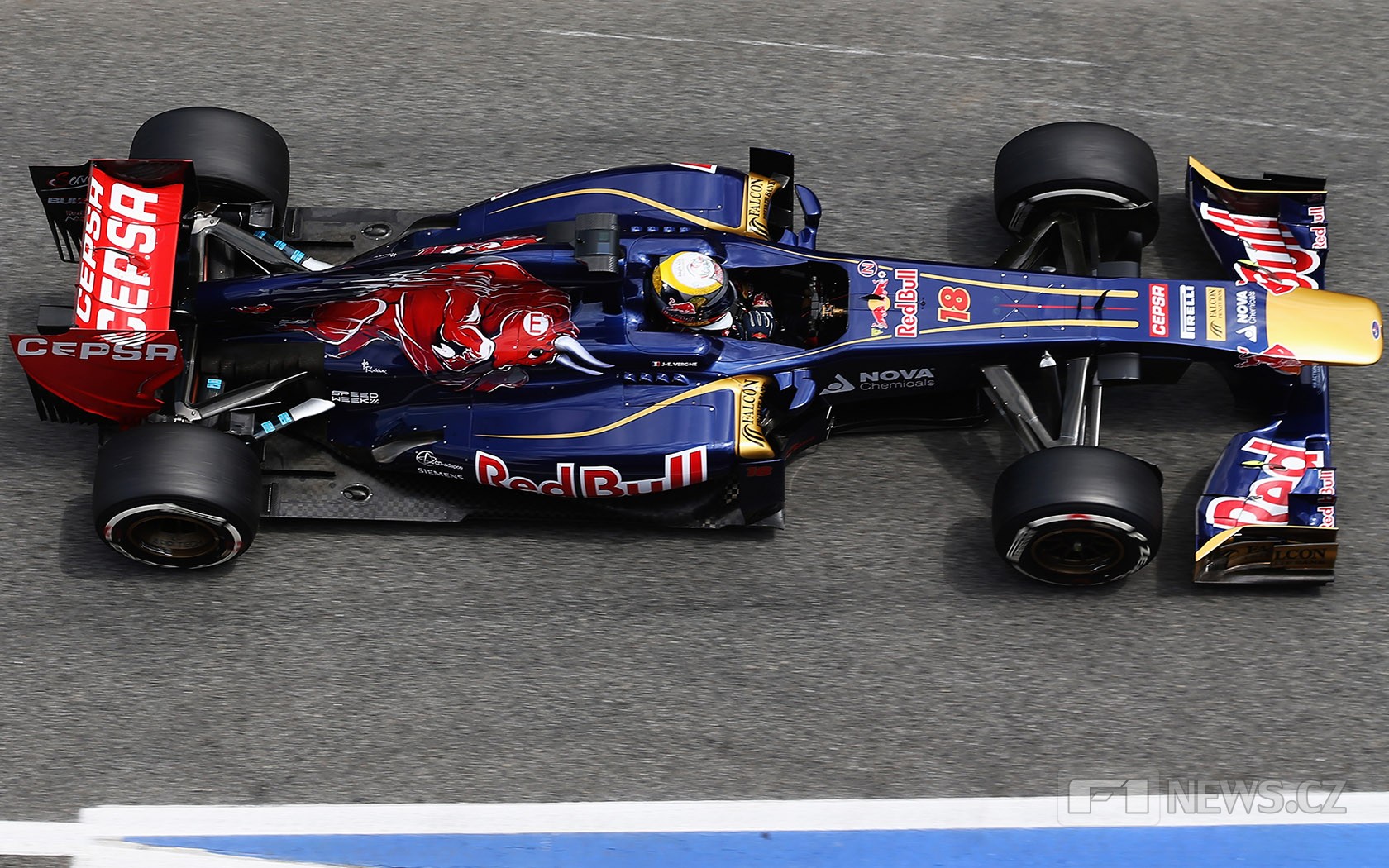 V roce 2013 monoposty Toro Rosso poháněly ještě motory od Ferrari