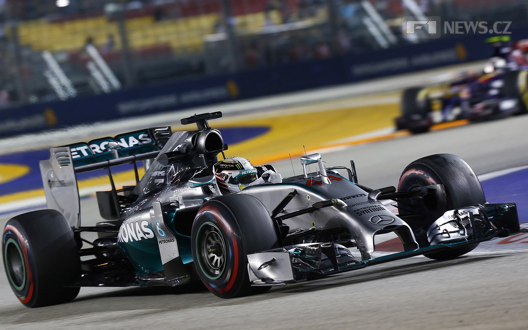 Lewis Hamilton věří, že Mercedes loňské problémy vyřešil